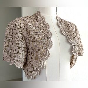 Cachet Y2K Vintage Golden Beige Crocheted Lace Shrug Holiday Evening Medium